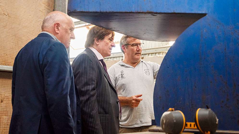 Autoridades del CONICET recorrieron en Crespo una planta que produce ladrillos PET con tecnolog&iacute;a desarrollada por el organismo. Foto: Gentileza UADER.