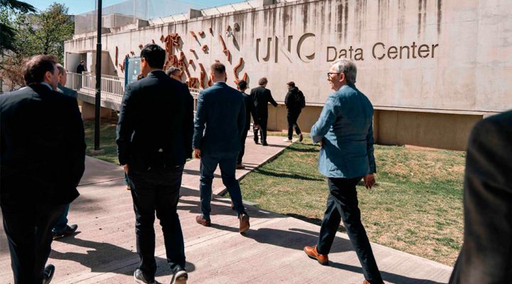 Autoridades durante la visita al Data Center de la UNC. Foto: Prensa UNC