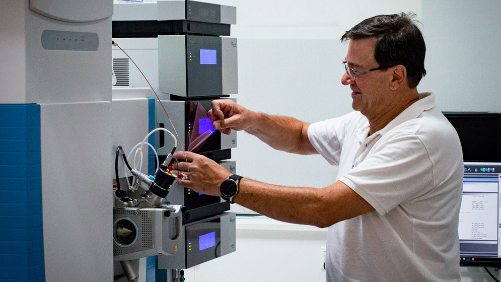 Eduardo Ceccarelli preparando el flamante equipamiento para su primer análisis. Foto: gentileza de los investigadores.