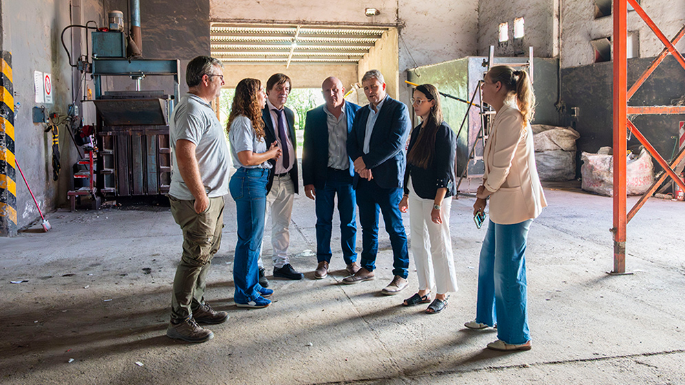 Autoridades del CONICET recorrieron en Crespo una planta que produce ladrillos PET con tecnolog&iacute;a desarrollada por el organismo. Foto: Gentileza UADER.