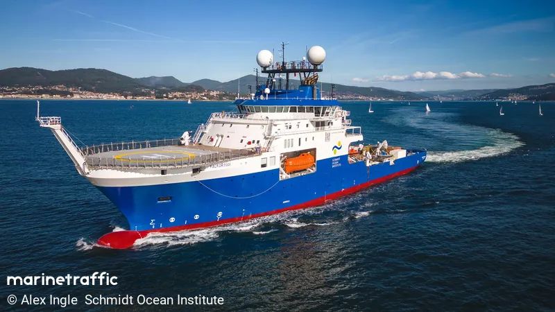 Buque de investigación Falkor. La embarcación utiliza una conexión satelital de gran ancho de banda y un sistema informático, que permite que los científicos participar en tierra activamente en el proceso. 