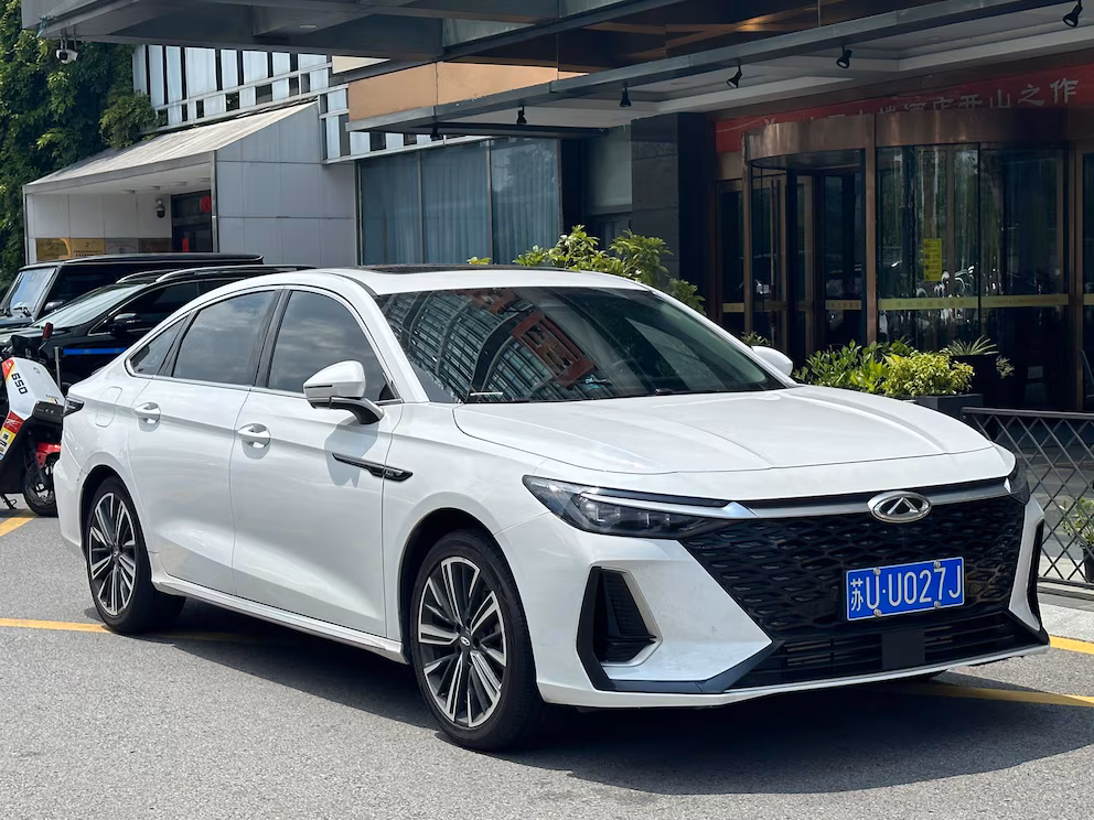 CHERY Arrizo 8: Sedán mediano de gama alta, con motorización turbo y orientación ejecutiva.