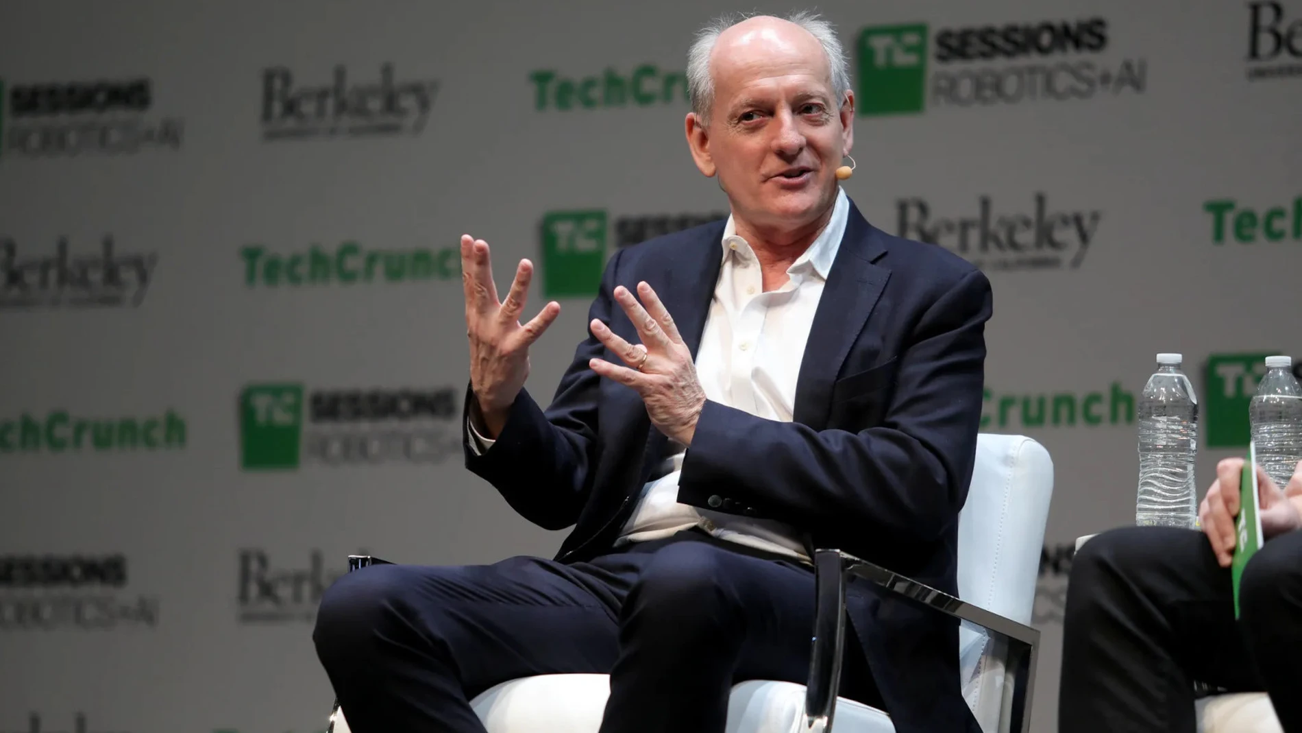 Stuart Russell, profesor de Ciencias de la Computación en la Universidad de California, Berkeley, y autor de Human Compatible , es uno de los expertos más respetados del mundo en inteligencia artificial.