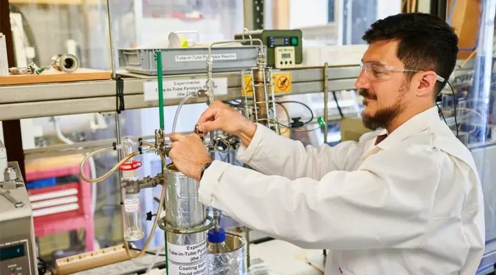 Mart&iacute;n Palazzolo trabaja en el laboratorio con el reactor experimental. 