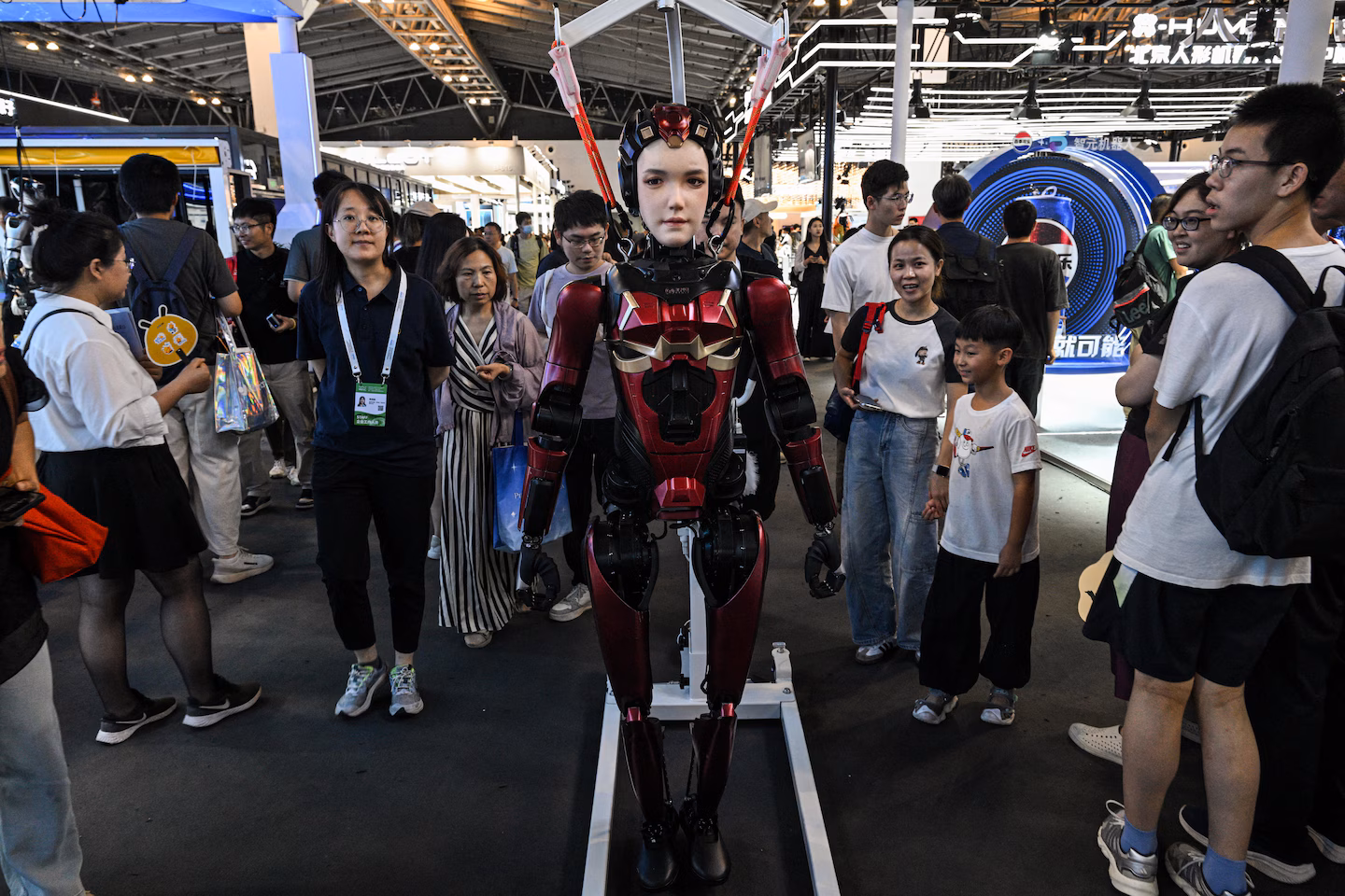Un robot de Digit es transportado durante la conferencia. (Héctor Retamal/AFP/Getty Images)